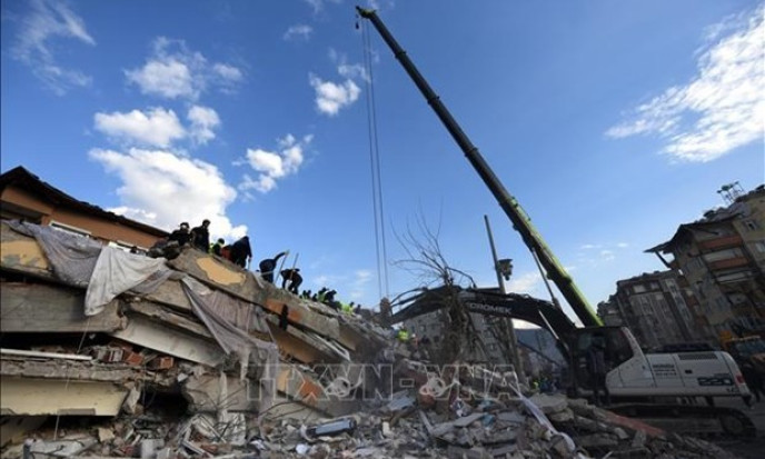 Vietnamese team race with time to save quake survivors