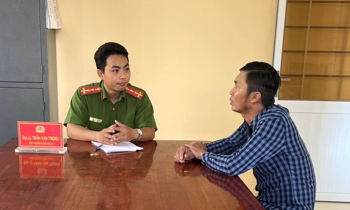 Công an xã vận động đối tượng truy nã ra đầu thú