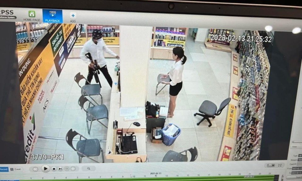 Thanh niên cầm súng đi cướp tiền cùng hàng chục điện thoại di động
