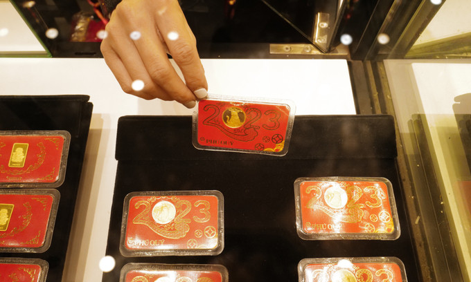 Gold prices gain