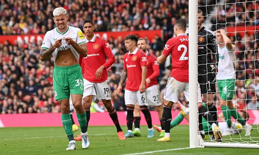 Trọng tài chung kết League Cup bị fan Newcastle cáo buộc ủng hộ MU