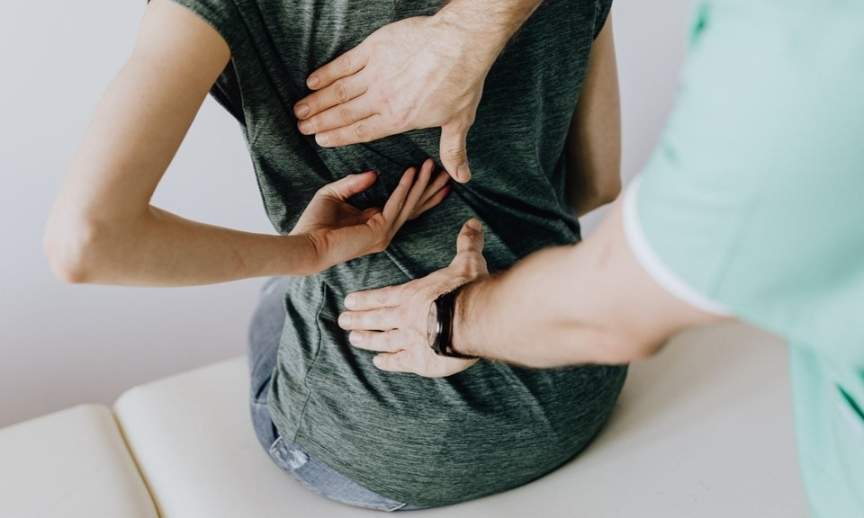 Những triệu chứng đau lưng cấp không nên làm ngơ