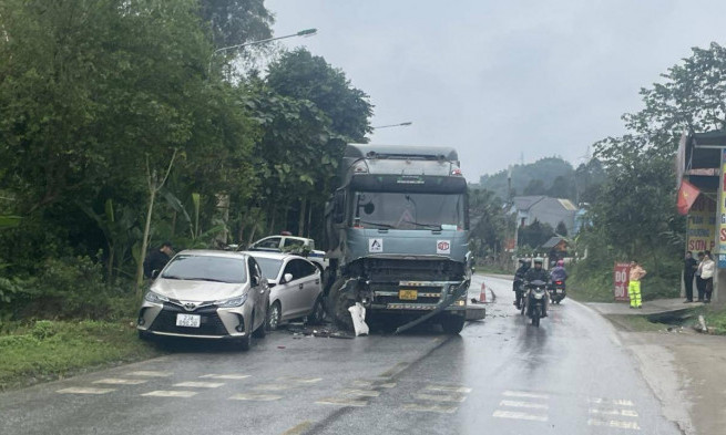Hà Giang: 3 xe con đi đám hiếu bị xe tải ben đâm nát