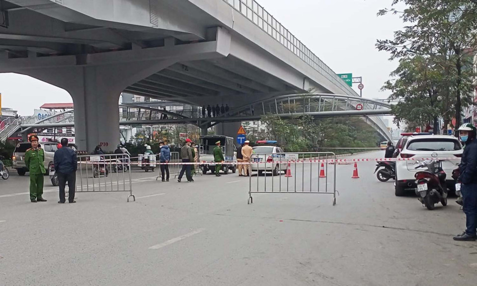 Hà Nội: 2 thanh niên chạy xe máy tông dải phân cách, 1 người tử vong