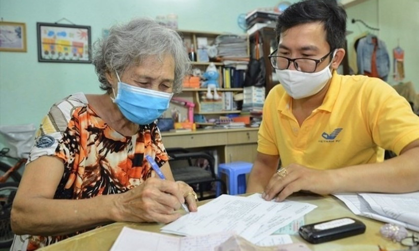 Lao động nữ chưa đóng đủ 20 năm BHXH thì làm gì để được nhận lương hưu?