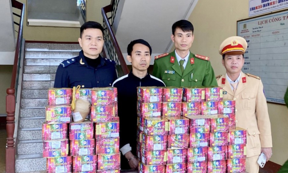 Dùng xe biển Lào vận chuyển 82 hộp pháo về Việt Nam