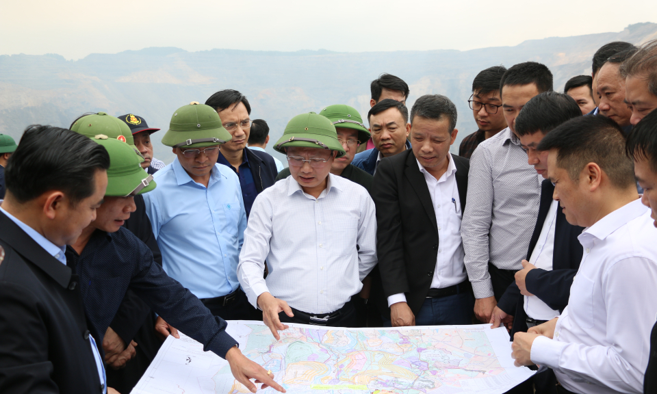 Quyền Chủ tịch UBND tỉnh Cao Tường Huy kiểm tra phương án sử dụng đất đá thải mỏ phục vụ san lấp các dự án
