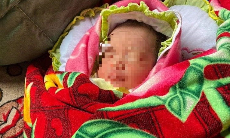 Bé gái bị bỏ rơi ở miệng cống là con của Chỉ huy trưởng quân sự xã