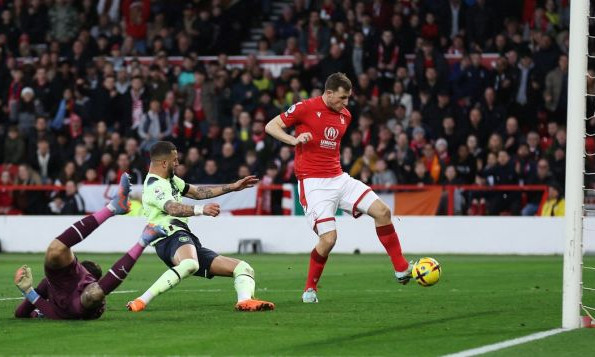 Man City sảy chân trước Nottingham