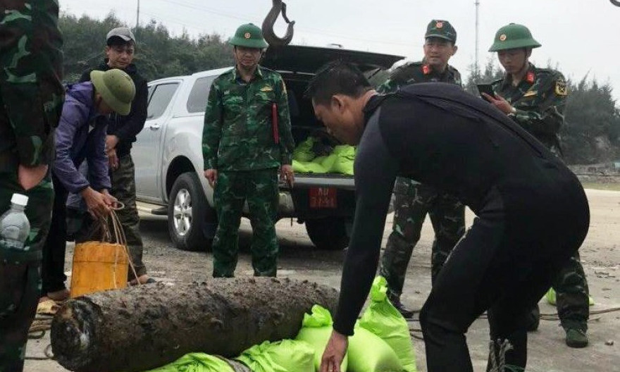 Quả bom hơn 2 tạ mắc lưới ngư dân khi đánh cá