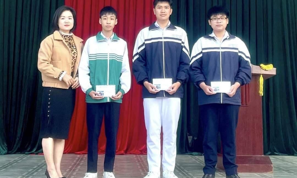 3 học sinh Uông Bí nhặt được của rơi, trả lại người đánh mất