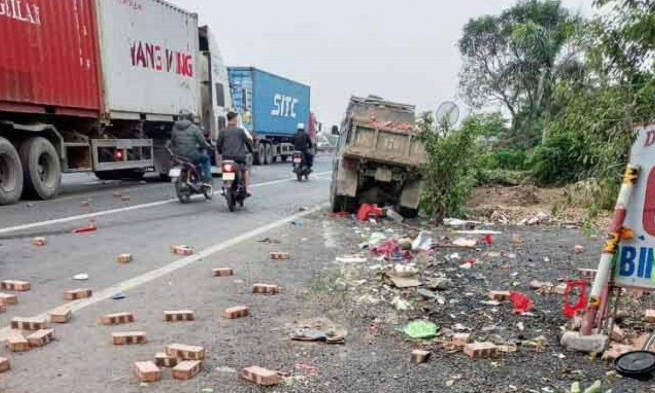 Tai nạn giữa xe chở gạch và container: Người phụ nữ bán xôi tiên lượng xấu
