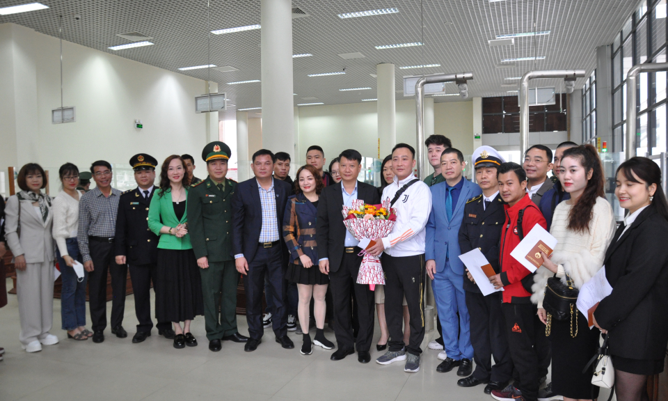 Khôi phục hoạt động xuất nhập cảnh qua cặp cửa khẩu Móng Cái - Đông Hưng