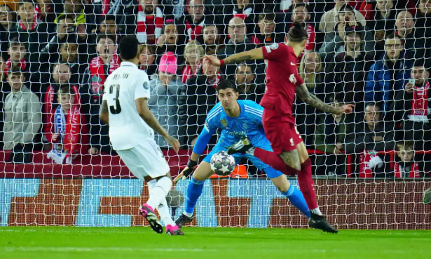 Real đại thắng trên sân Liverpool