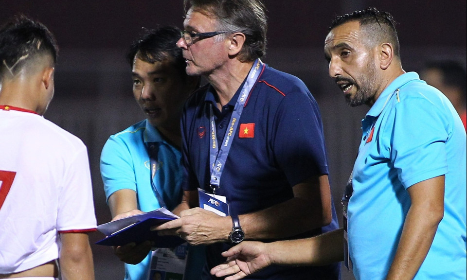HLV Troussier có 2 trợ lý người Pháp