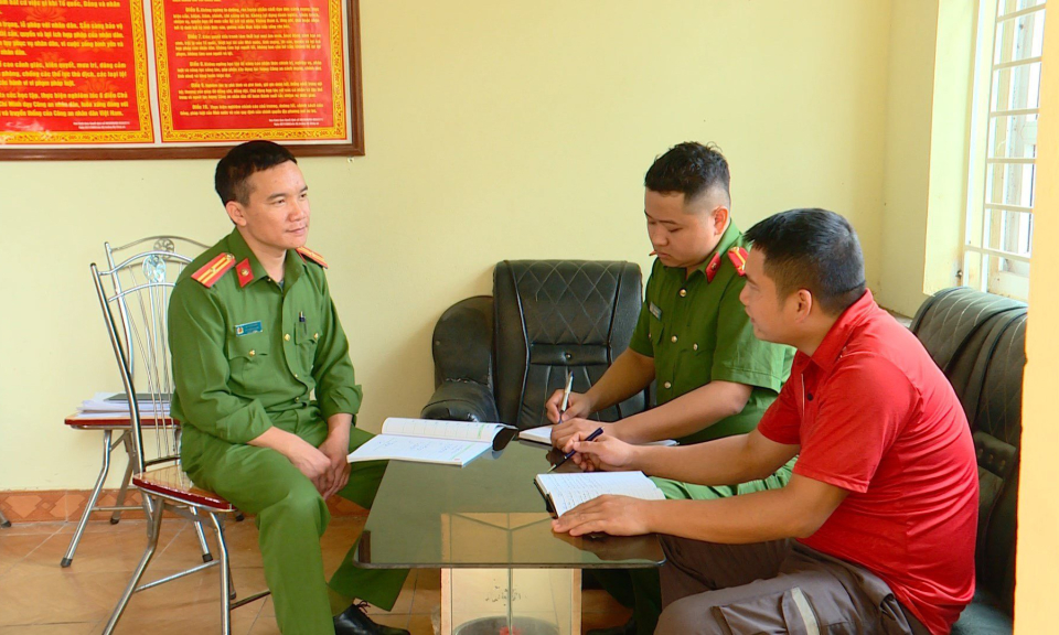 Người cán bộ thôn tích cực tuyên truyền luật giao thông 