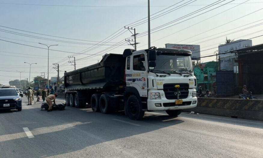 Chạy xe máy loạng choạng, người phụ nữ chết thảm dưới bánh xe đầu kéo