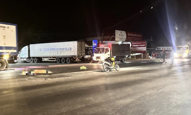 Người đàn ông nằm giữa đường quốc lộ 1, xe tải không tránh kịp