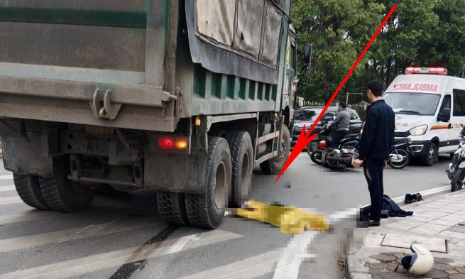 Xe máy va chạm ô tô tải trên phố Vũ Xuân Thiều, một phụ nữ tử vong