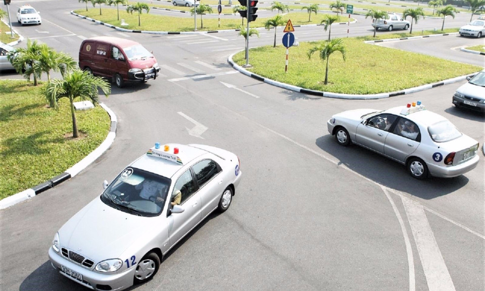 Bộ Tư pháp: Đổi tên 'trung tâm đào tạo lái xe' là trái luật, gây phiền
