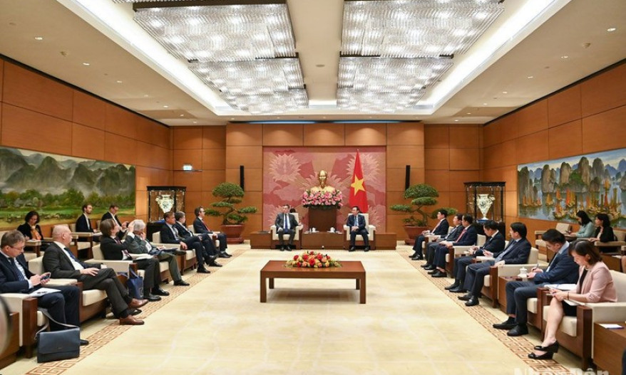 Chủ tịch Quốc hội Vương Đình Huệ tiếp Chủ tịch Ủy ban Đối ngoại Nghị viện châu Âu David McAllister