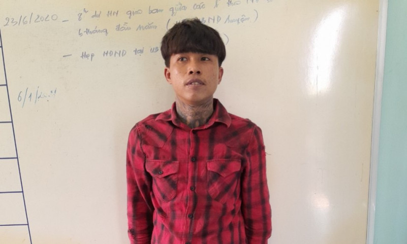 Kẻ cướp trốn truy nã đặc biệt nguy hiểm ra đầu thú