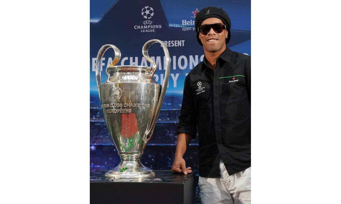 Ronaldinho bất ngờ trở lại Tây Ban Nha chơi bóng