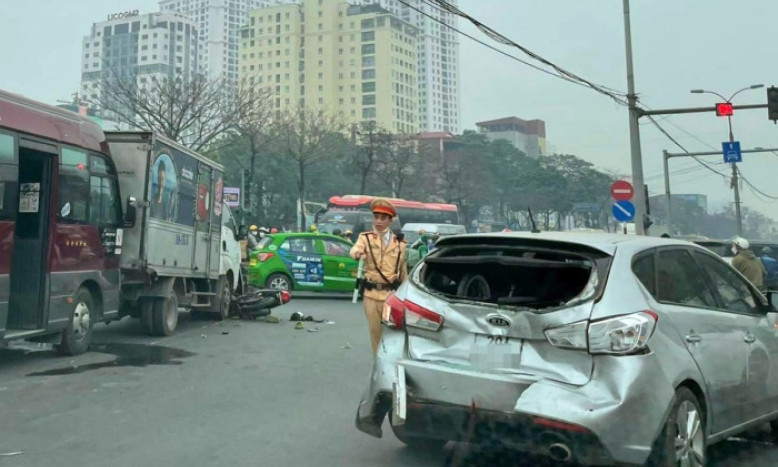 3 ô tô, 2 xe máy đâm liên hoàn, đường Giải Phóng ùn tắc