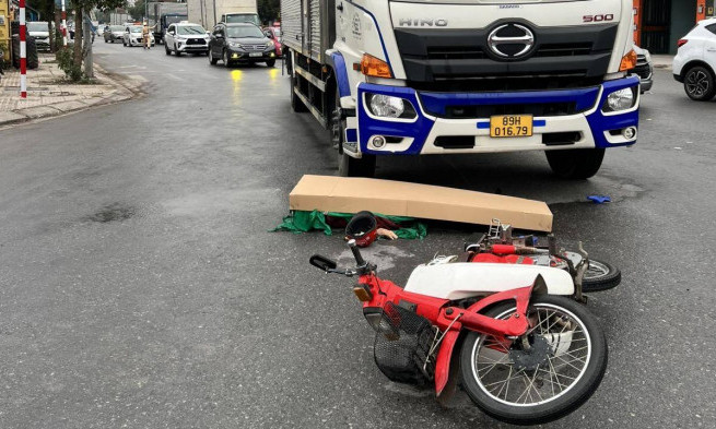 Tai nạn ở ngã ba VSIP: Bà tử vong, cháu bị thương trên đường về nhà