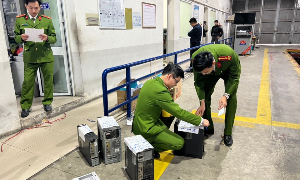 Khám xét 2 trung tâm đăng kiểm ở Hà Nội, bắt khẩn cấp 5 cán bộ, nhân viên