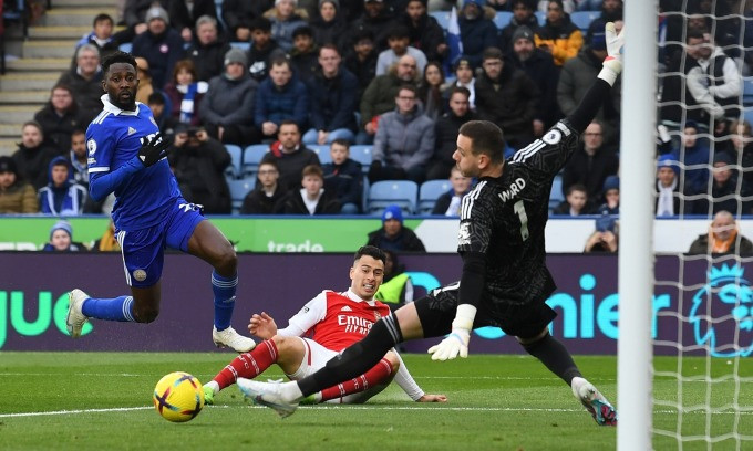 Martinelli giúp Arsenal giữ đỉnh bảng
