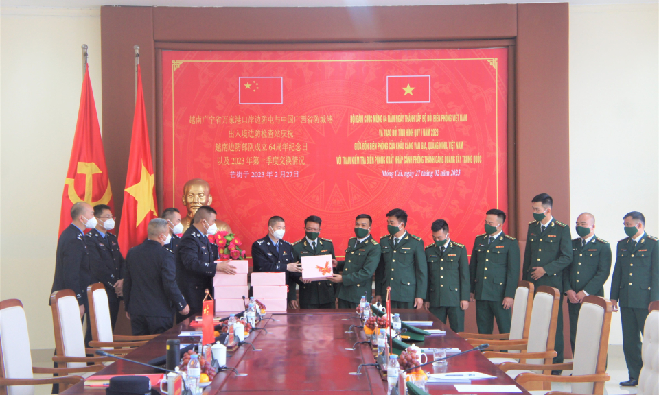 Đồn Biên phòng cửa khẩu cảng Vạn Gia hội đàm với Trạm kiểm tra biên phòng xuất nhập cảnh Phòng Thành Cảng