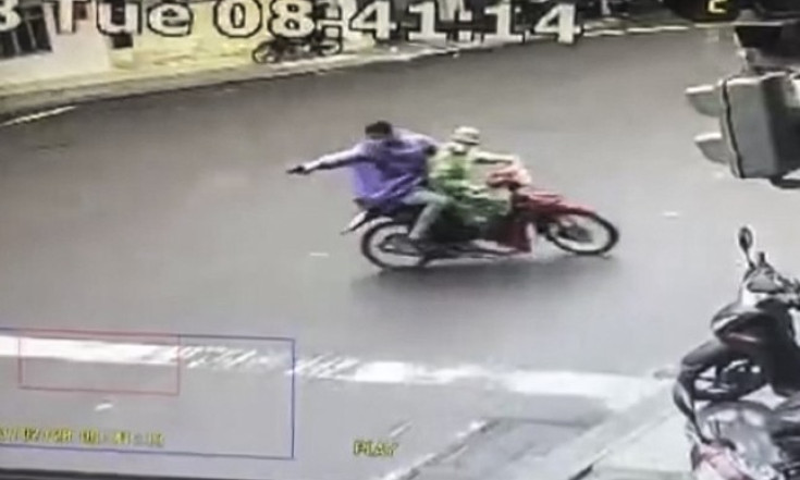 Nhóm người rượt đuổi, nổ súng bắn nhau trên đường phố như phim hành động
