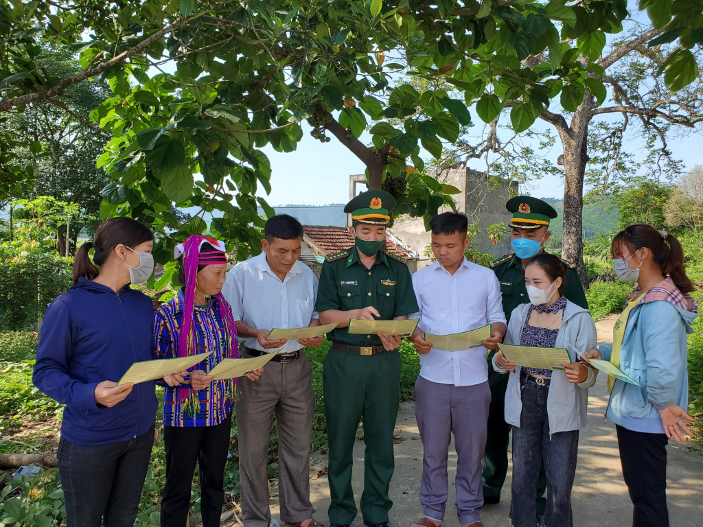 Cán bộ Đồn Biên phòng Quảng Đức tuyên truyền, phổ biến pháp luật cho người dân xã Quảng Đức. 