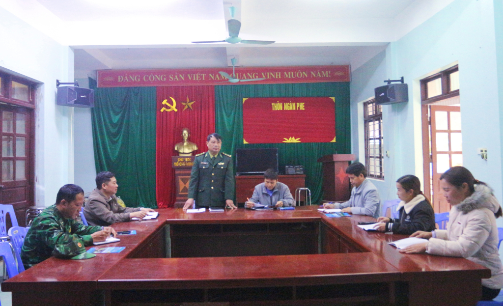 Trung tá Lý Văn Chau phối hợp với lãnh đạo xã Đồng Tâm và Chi ủy thôn Ngàn Phe họp bàn phương án giúp dân đẩy mạnh phát triển sản xuất.