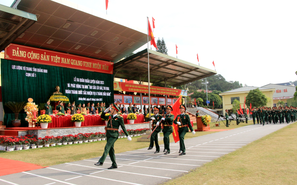 Lực lượng vũ trang diễu hành tại lễ ra quân huấn luyện.
