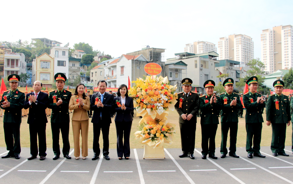 Các đại biểu tặng hoa chúc mừng lực lượng vũ trang tỉnh trong lễ ra quân huấn luyện.