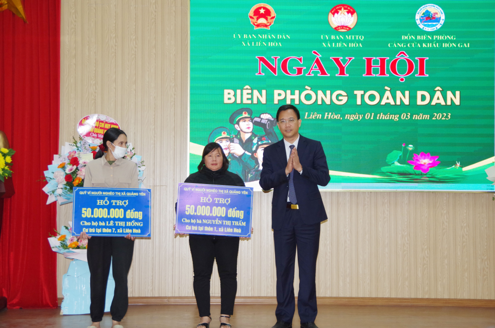 Lãnh đạo Uỷ ban MTTQ TX Quảng Yên trao kinh phí hỗ trợ xây dựng nhà ở cho 2 hộ cận nghèo ở xã Liên Hoàn