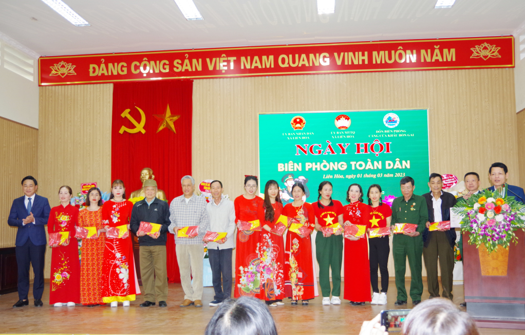 Lãnh đạo xã Liên Hoà và Đồn BPCK cảng Hòn Gai tặng cờ tổ quốc cho 20 hộ gia đình tiêu biểu trong phong trào bảo vệ ANTQ trên địa bàn.