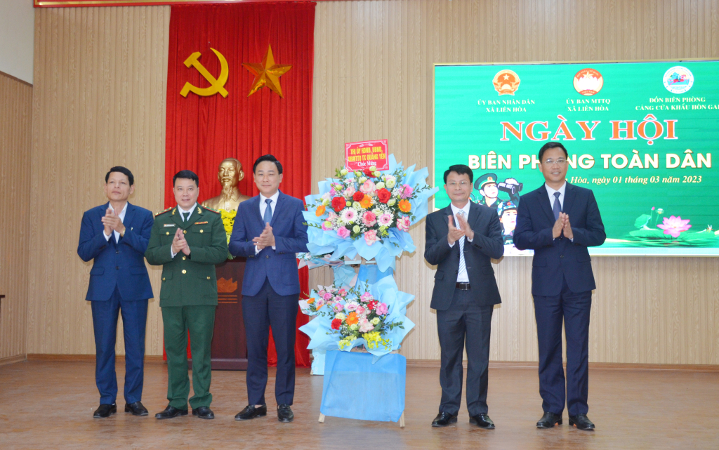 Đồng chí Dương Mạnh Hào, Phó Chủ tịch UBND TX Quảng Yên tặng hoa chúc mừng ngày hội.