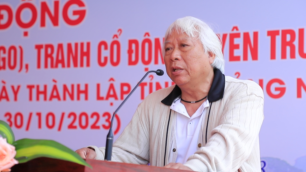 Họa sĩ Nguyễn Tùng Lâm, hội viên Hội VHNT Quảng Ninh, đại diện các tác giả tham gia phát biểu quyết tâm sáng tác tác phẩm có chất lượng cao chào mừng kỷ niệm 60 năm thành lập tỉnh.