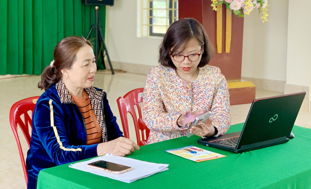 Bà Hoàng Thị Hợi, khu 4, phường Tuần Châu (TP Hạ Long) được cán bộ BHXH tỉnh hướng dẫn cách truy cập vào Cổng dịch vụ công BHXH để đăng ký tham gia BHXH tự nguyện.