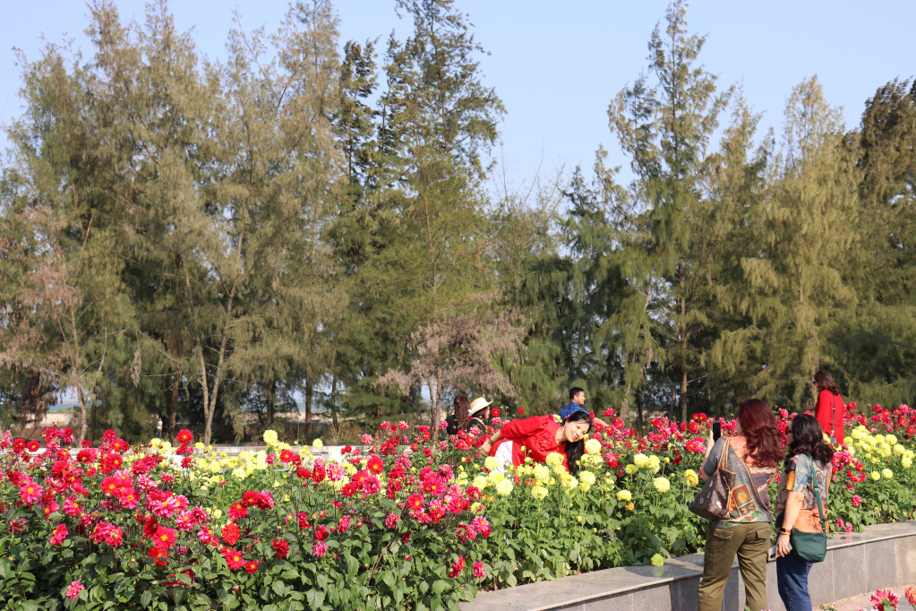 Cụm thông tin cổ động biên giới Sa Vĩ trồng nhiều hoa và bố trí các tiểu cảnh cho du khách tham quan, chụp ảnh. 