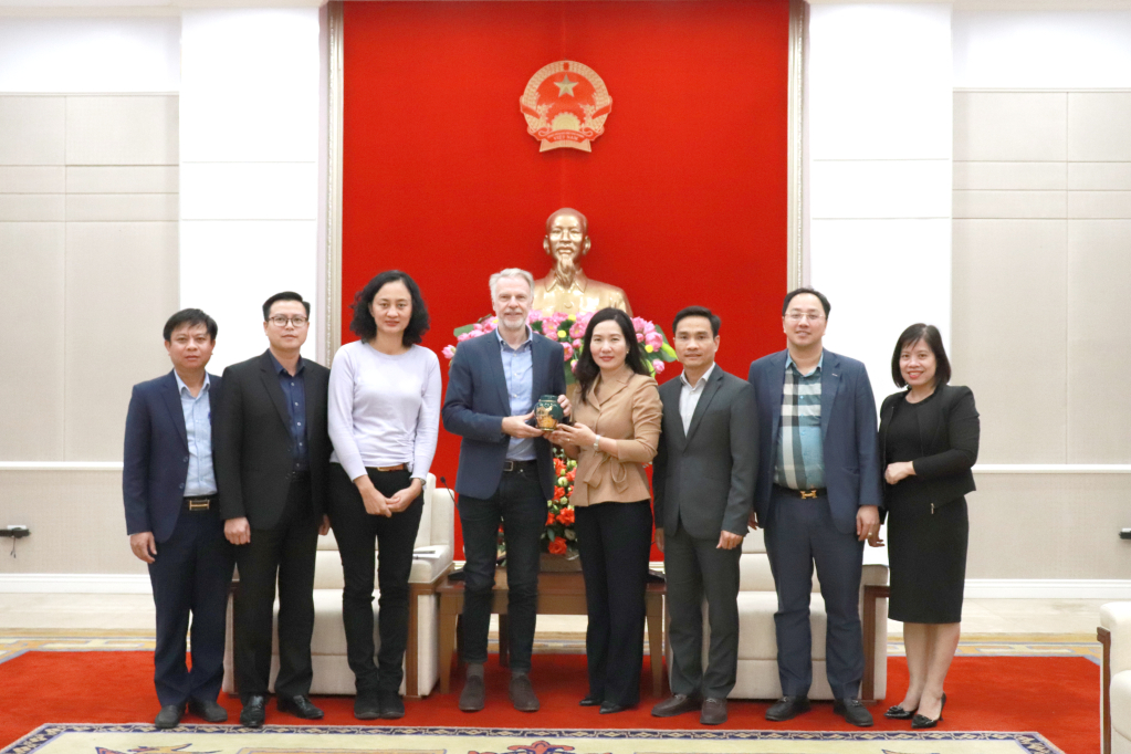 Phó Chủ tịch UBND tỉnh Nguyễn Thị Hạnh tặng quà lưu niệm ông Christian Manhart, Trưởng Văn phòng đại diện UNESCO tại Việt Nam.