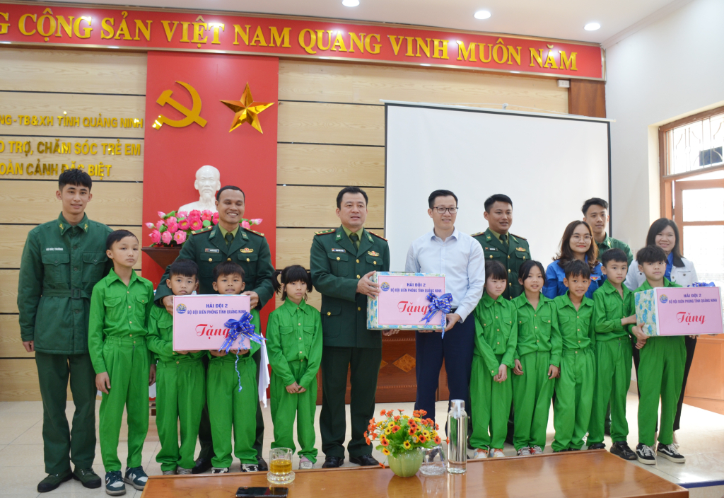 Tặng quà cho các cháu thanh thiếu nhi của Cơ sở bảo trợ, chăm sóc trẻ em có hoàn cảnh đặc biệt tỉnh Quảng Ninh