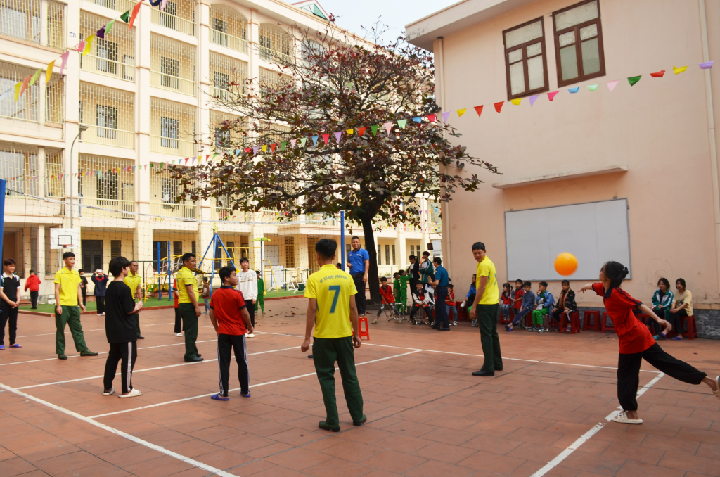 Trận giao hữu bóng đá giữa CBCS Hải đội 2 với các thanh thiếu niên Cơ sở bảo trợ, chăm sóc trẻ em có hoàn cảnh đặc biệt tỉnh Quảng Ninh.