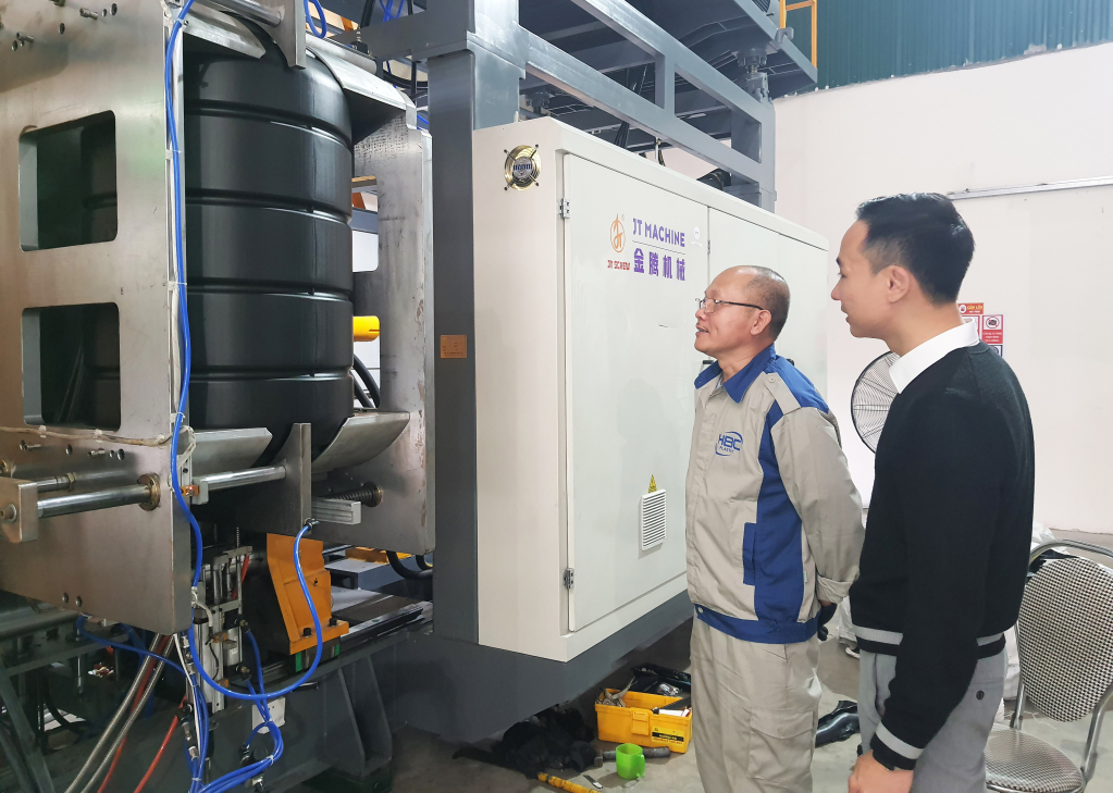 Sản xuất phao nổi HDPE dùng cho NTTS giàn bè tại Công ty CP nhựa HBC (phường Quang Hanh, TP Cẩm Phả).