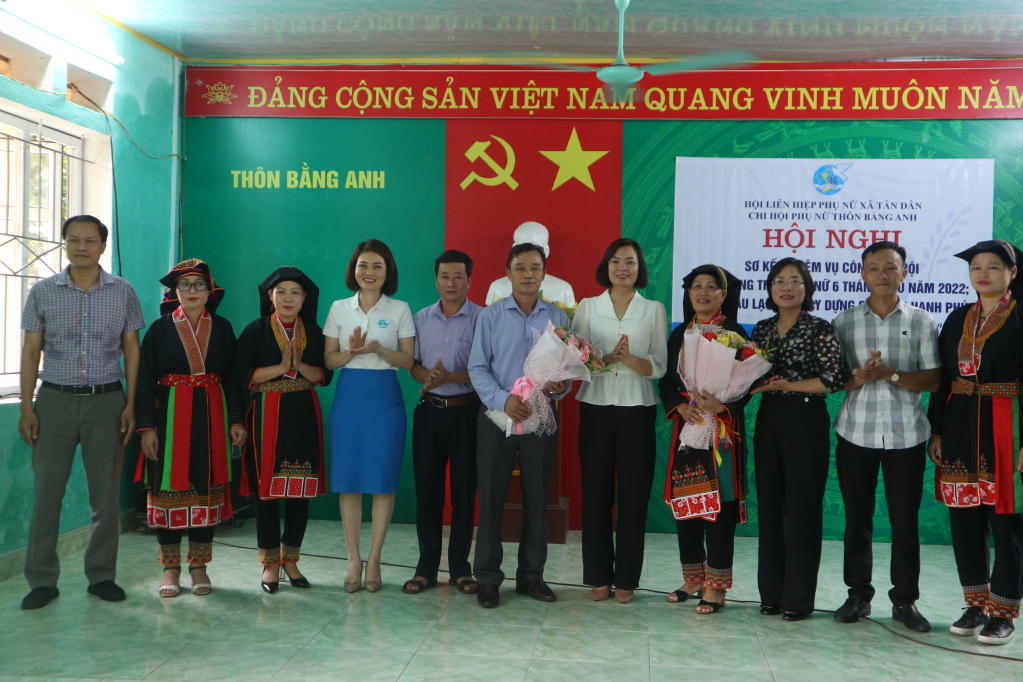 Hội LHPN xã Tân Dân (TP Hạ Long) ra mắt CLB xây dựng gia đình hạnh phúc tại thôn Bằng Anh.