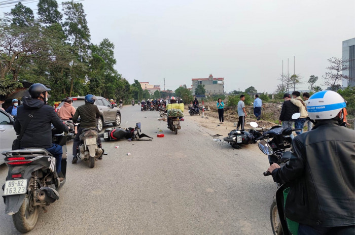 Hưng Yên: Ô tô con đâm liên hoàn 4 xe máy, nhiều người nhập viện 1