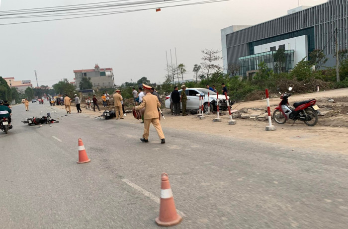 Hưng Yên: Ô tô con đâm liên hoàn 4 xe máy, nhiều người nhập viện 2